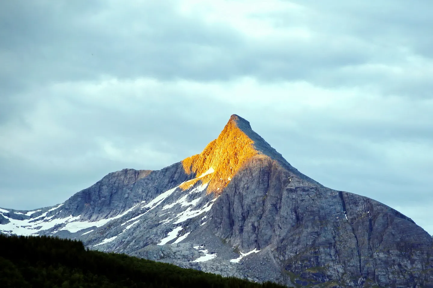 陽光照在山頂上的高山