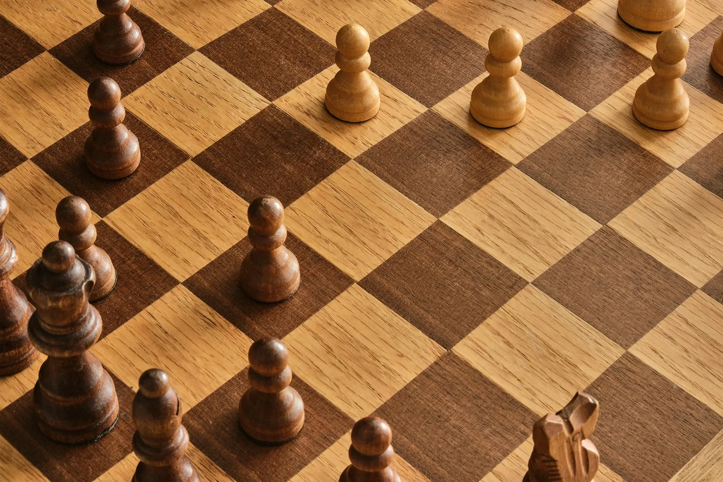 木製西洋棋盤上的棋子